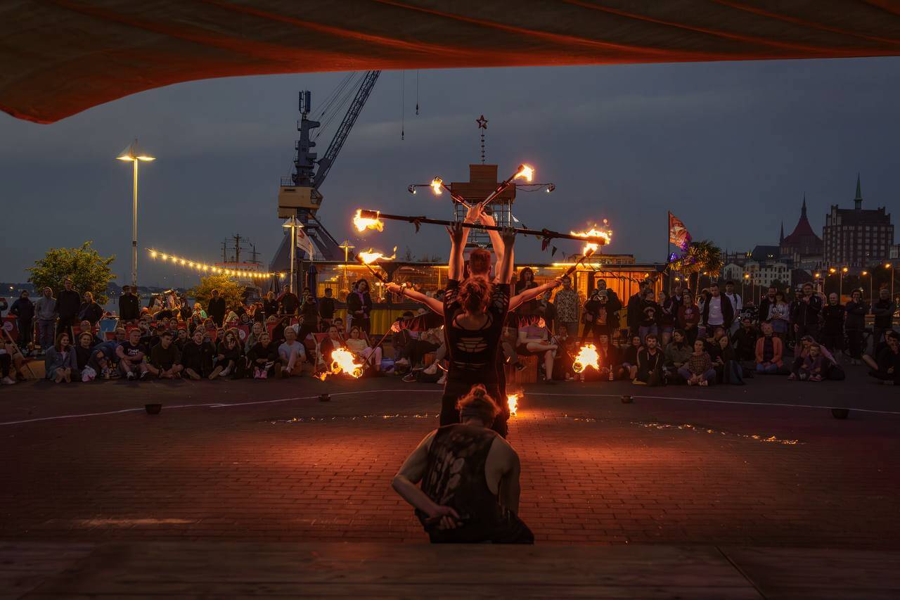 Feuershow im Rostocker Stadthafen